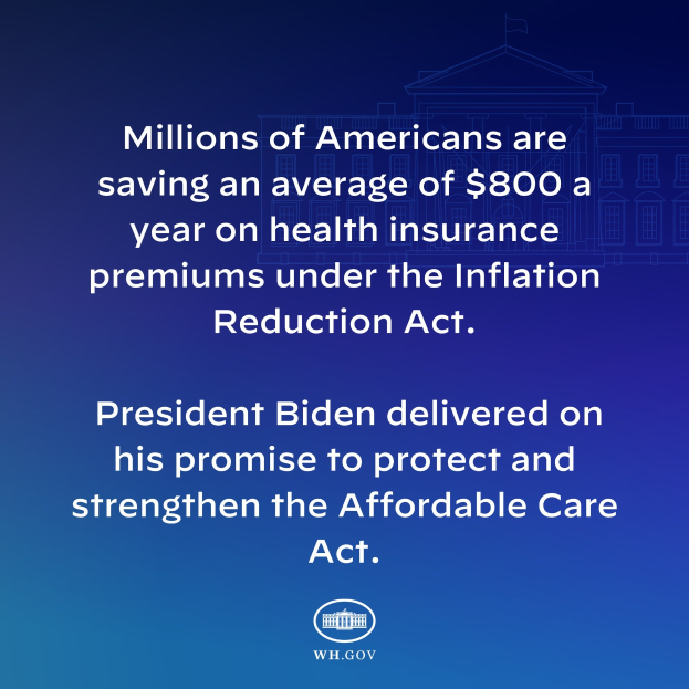 Blauer Hintergrund mit weißer Schrift, die besagt: 'Millionen von Amerikanern sparen durchschnittlich 800 USD pro Jahr an Gesundheitsversicherungsprämien unter dem Inflation Reduction Act' in der Mitte, mit einem Logo.