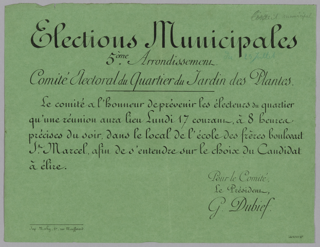 Ein grüner Zettel mit der Aufschrift 'Elections municipales' vor einem weißen Hintergrund.