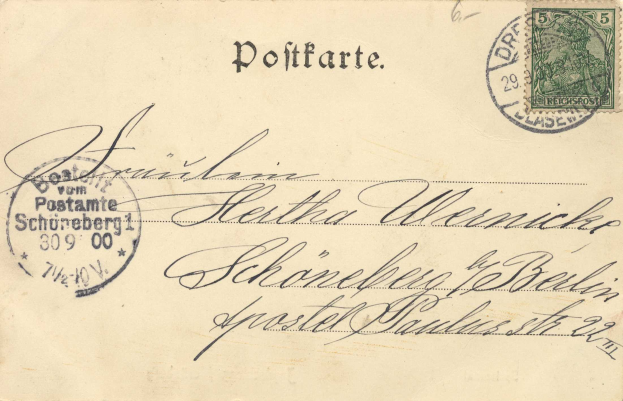 Ein alter Umschlag mit einer deutschen Briefmarke, von Schneeburg nach Berlin adressiert.