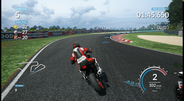 Eine Person in einem roten, weißen und schwarzen Kleid fährt ein Motorrad auf einer Straße mit Gras, Geländern, Brettern und Bäumen unter einem Himmel.