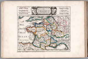 Ein aufgeschlagenes Buch mit einer detaillierten Deutschlandkarte, begleitet von erklärendem Text.