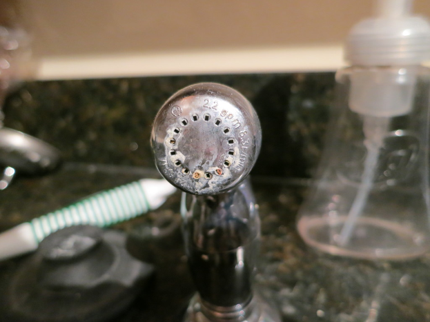 Eine Flasche und eine Wasserpumpe sind nebeneinander gezeigt.