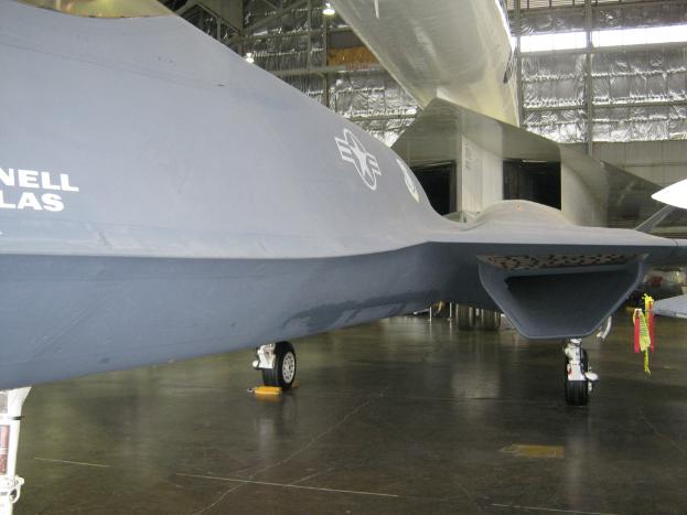 Ein großes kommerzielles Flugzeug ist auf einer Startbahn zu sehen, bereit zum Start.