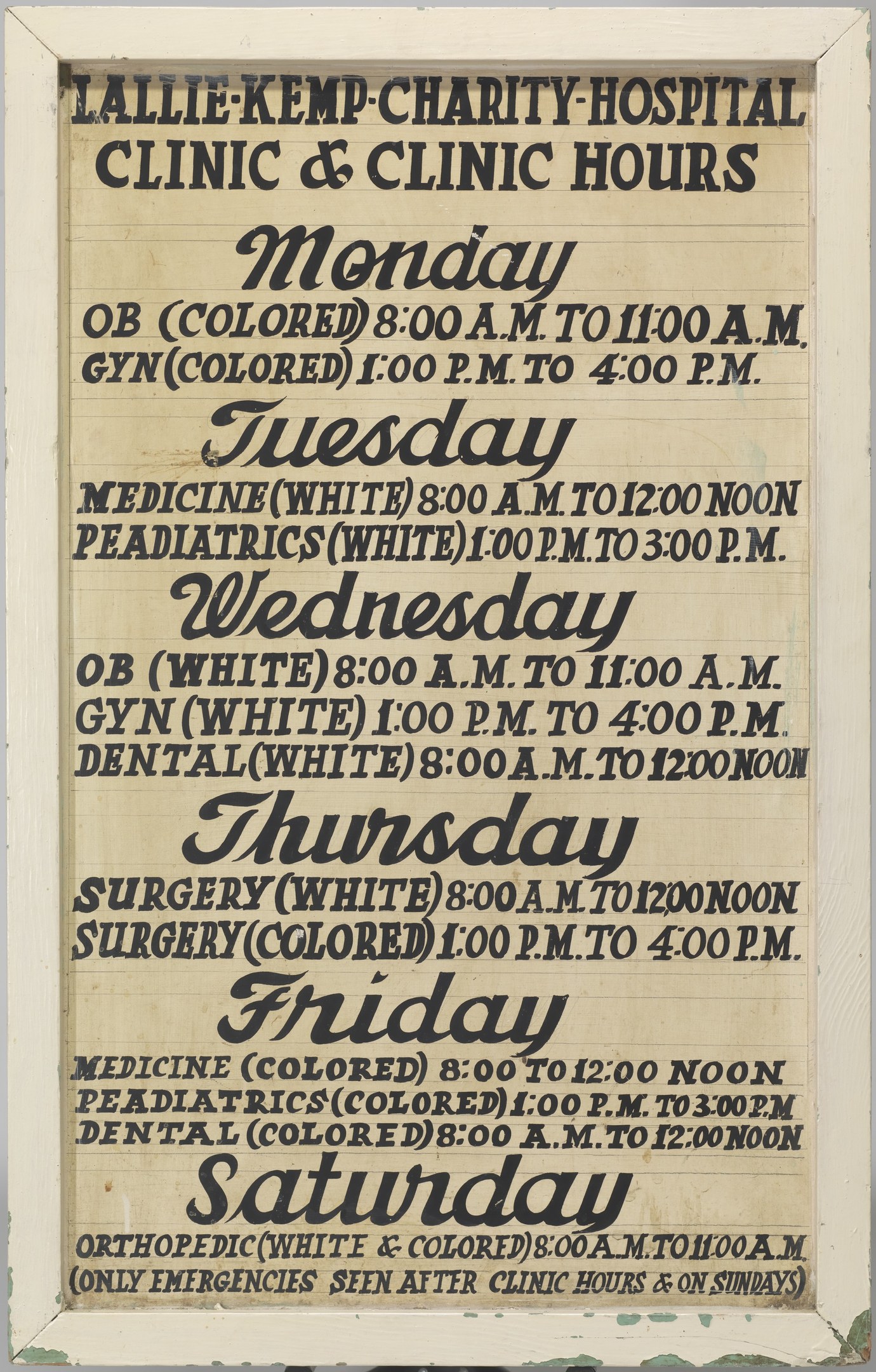 Plakat mit schwarzem Text auf einem weißen Hintergrund, das "Lallie Kemp Charity Hospital Clinic & Clinic Hours" anzeigt und wahrscheinlich die Klinikdienste und Öffnungszeiten beschreibt.