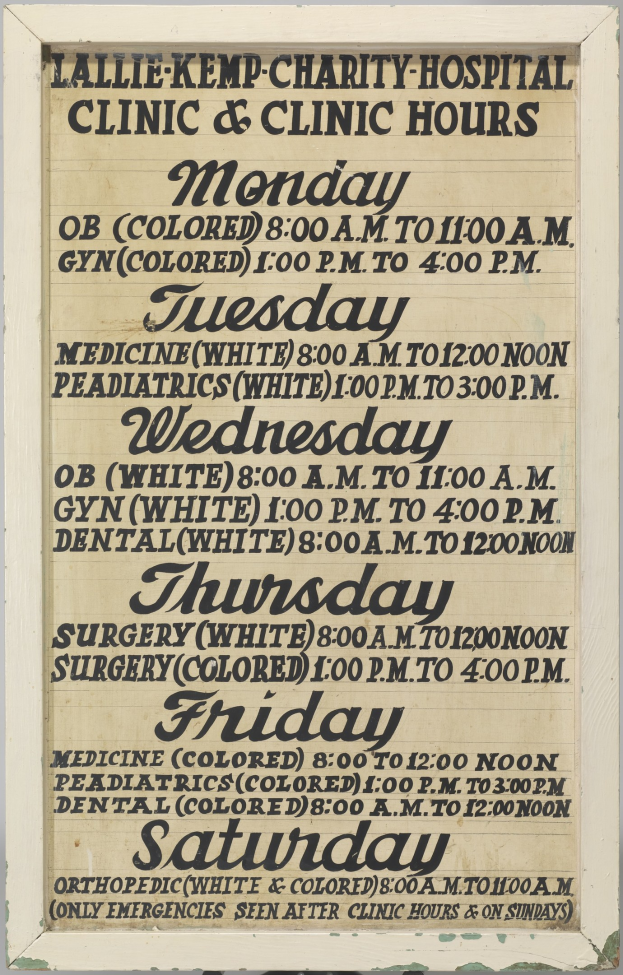 Plakat mit schwarzem Text auf einem weißen Hintergrund, das "Lallie Kemp Charity Hospital Clinic & Clinic Hours" anzeigt und wahrscheinlich die Klinikdienste und Öffnungszeiten beschreibt.