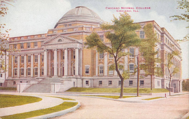 Alte Postkarte der Chicago Normal College in Chicago, Illinois, zeigt ein großes Gebäude mit Säulen, Treppen und Kuppel, umgeben von Bäumen, Gras, einem Weg, einem Feuerhydranten und anderen Gegenständen, mit sichtbarem Himmel und Text auf der Postkarte.