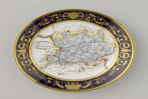 Ein dekorativer Teller mit einer detaillierten Deutschlandkarte, verziert mit feinen Designs und Texten, auf einem weißen Hintergrund.