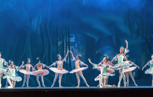 "Theater of Estrada Song" des Zentrums für Ästhetische Erziehung von Kindern der Region Nizhny Novgorod wird vor Beginn der "Nussknacker"-Aufführung im Nizhny Novgorod TYUZ am 1. Juni auftreten