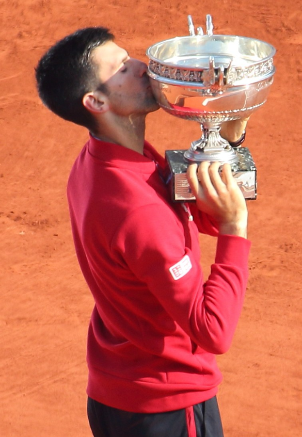 Novak Djokovic hält den French-Open-Pokal und feiert nach seinem Sieg gegen Rafael Nadal im Herrensingelfinale.