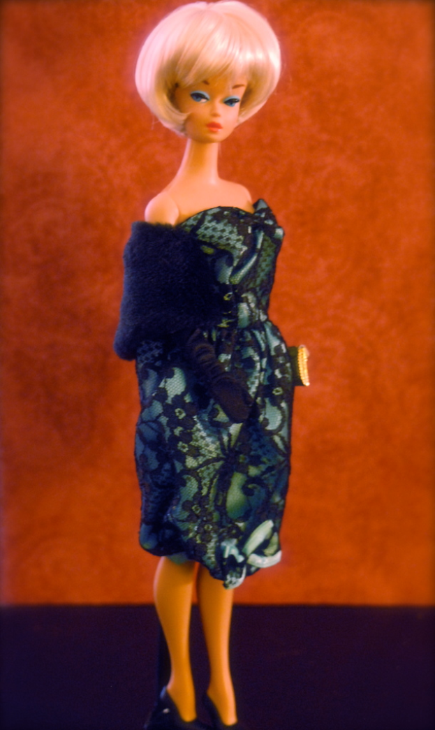 Eine Puppe ist in der Mitte des Bildes positioniert mit einer Wand im Hintergrund.