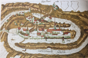 Ein aufgeschlagenes Buch mit einer Zeichnung eines kleinen Dorfes, umgeben von Bäumen, mit Text auf der Seite.