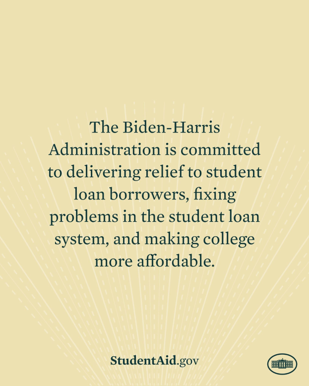 Ein Plakat mit Text über das Engagement der Biden-Harris-Regierung für die Entlastung von Studienkrediten, Systembehebungen und erschwinglichere Colleges, mit einem Logo unten.