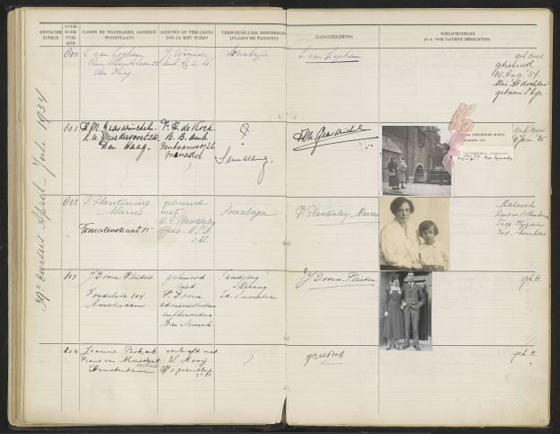 Schwarzes und weißes Foto einer Familie auf einem aufgeschlagenen Buch voller Text und Bilder von Menschen.