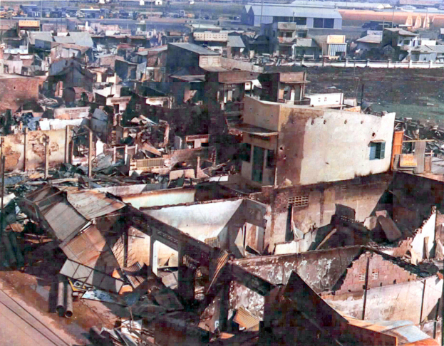 Mehrere Gebäude sind zu sehen, einige scheinen eingestürzt zu sein.