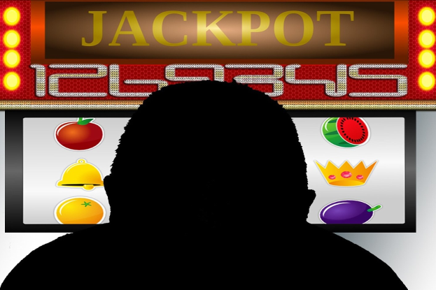 Ein Mann spielt an einem Online-Slot-Automaten mit "Jackpot" angezeigt, umgeben von frucht-themen Elementen.