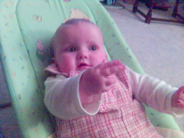 Ein winziges Baby liegt in einer Wiege.