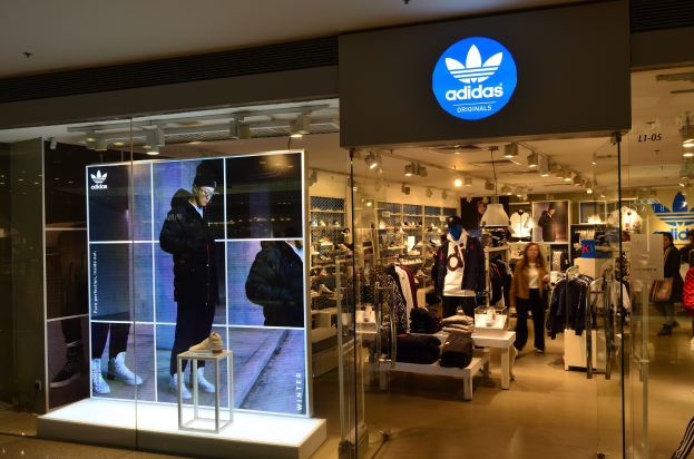 Adidas (ADS) Aktie steigt aufgrund einer Analyse-Upgrade von RBC und der Lancierung der FIFA-WM-Kampagne