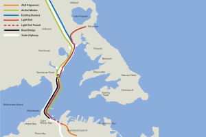 Eine detaillierte Stadtkarte mit einer roten Linie, die die geplante Route für ein neues Schienensystem anzeigt, mit verschiedenen Haltestellen, umgebenen Gebieten und Text mit zusätzlichen Informationen zu den Routen.