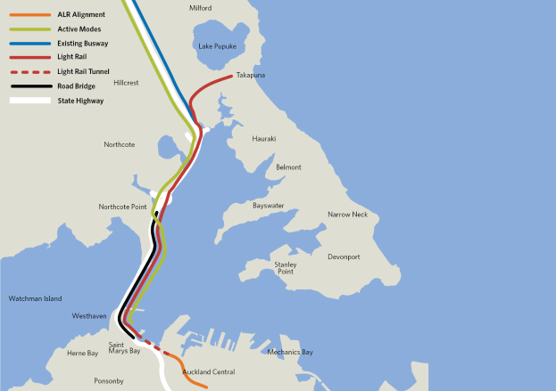 Eine detaillierte Stadtkarte mit einer roten Linie, die die geplante Route für ein neues Schienensystem anzeigt, mit verschiedenen Haltestellen, umgebenen Gebieten und Text mit zusätzlichen Informationen zu den Routen.