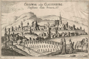 Eine Gravur der Stadt Clavsenburg, Deutschland, mit Menschen, Tieren und Gebäuden im Vordergrund und Bergen im Hintergrund sowie Text auf dem Papier.