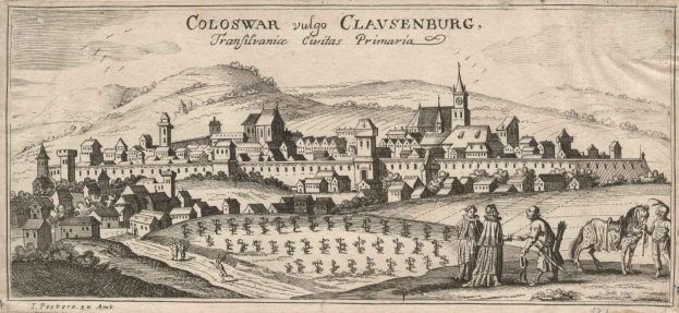 Eine Gravur der Stadt Clavsenburg, Deutschland, mit Menschen, Tieren und Gebäuden im Vordergrund und Bergen im Hintergrund sowie Text auf dem Papier.