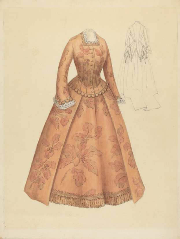Eine detaillierte Zeichnung eines Kostümdesigns aus dem 18. Jahrhundert mit einem langen Kleid mit floralem Muster, hohem Kragen, pinkfarbener und lilafarbener Oberteil, blauer Rock und Spitzenbesatz am Saum vor einem hellblauen Hintergrund.