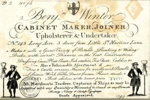 Ein altes Geschäftsvisitenkärtchen mit einem Mann in einem blauen Anzug, weißem Hemd und roter Krawatte mit ernstem Gesichtsausdruck, mit dem Text "Ben in Winter Schreiner, Tischler, Polsterer & Bestatter" und einem Logo.