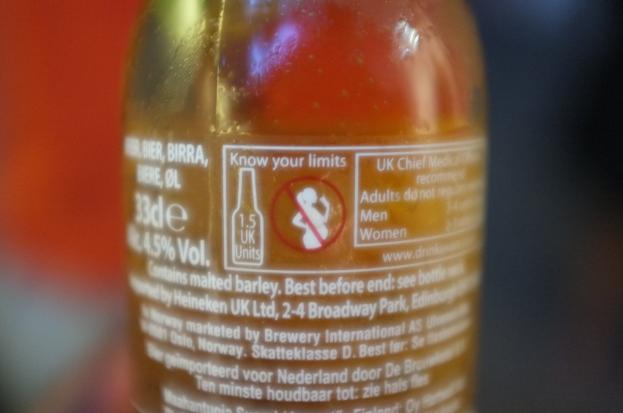 Eine Flasche mit Text darauf, mittig im Bild positioniert.