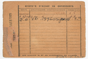 Ein alter Beleg mit einem Schwarz-Weiß-Bild eines Eintrittskarten-Streifens auf einem weißen Hintergrund, der Text und Zahlen enthält.