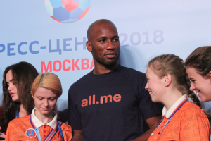 Gruppe von Menschen auf einer Bühne, die Medaillen halten, mit einem Banner mit Text und einem Fußball im Hintergrund, das die 2018 FIFA-Weltmeisterschaft Russland anzeigt.
