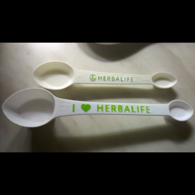 Ein Tisch mit einem Löffel, der mit "Herbalife" beschriftet ist.