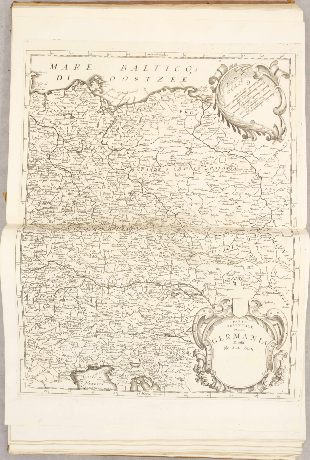 Ein altes Buch mit einer detaillierten Karte von Deutschland, die verschiedene Regionen zeigt, und begleitendem Text mit zusätzlichen Informationen.